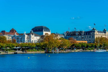 Zuerich 'in İsviçre' deki Opera binası manzarası.