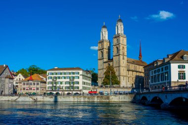 İsviçre 'nin Zürih kentindeki Grossmuenster Katedrali ile Limmat Nehri manzarası.