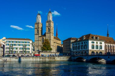 İsviçre 'nin Zürih kentindeki Grossmuenster Katedrali ile Limmat Nehri manzarası.