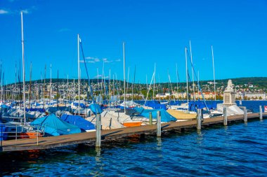 İsviçre 'deki Zuerich gölünde yüzen küçük tekneleri olan Marina..