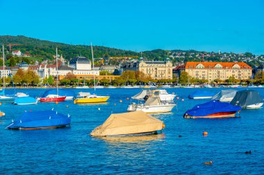 İsviçre 'deki Zuerich gölünde yüzen küçük tekneler..