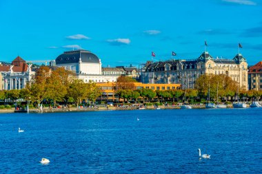 Zuerich 'in İsviçre' deki Opera binası manzarası.