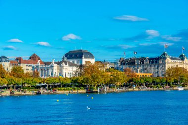Zuerich 'in İsviçre' deki Opera binası manzarası.