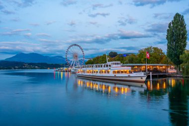 İsviçre 'nin Luzern kentindeki Kültür ve Kongre Merkezi' nin önündeki dönme dolabın gün batımı manzarası.