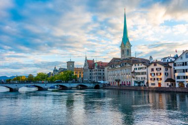 Fraumuenster Kilisesi ve Zuerich, İsviçre 'de günbatımı manzarası.