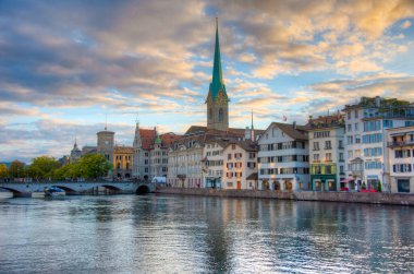 Fraumuenster Kilisesi ve Zuerich, İsviçre 'de günbatımı manzarası.