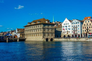 İsviçre 'nin Zuerich kentinde tarihi belediye binası bulunan Limmat rıhtımının manzarası.