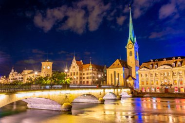 Fraumuenster Kilisesi ve Zuerich, İsviçre 'de günbatımı manzarası.