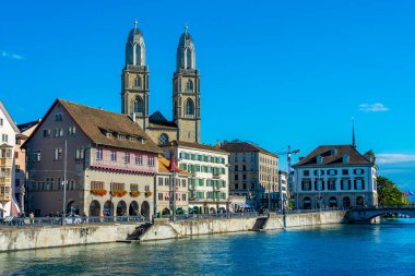 İsviçre 'nin Zürih kentindeki Grossmuenster Katedrali ile Limmat Nehri manzarası.