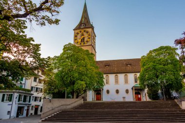 Zürih 'teki Aziz Peter Kilisesi' nin gün doğumu manzarası..