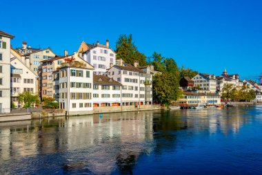 İsviçre 'nin Zürih kentindeki Limmat nehrinin panorama manzarası.