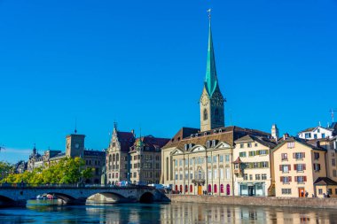 Fraumuenster Kilisesi Panoraması ve Zuerich, İsviçre.