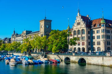 İsviçre 'nin Zürih kentindeki Limmat nehrinin panorama manzarası.
