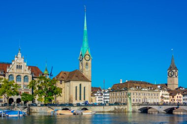 İsviçre 'de güneşli bir günde ünlü Fraumuenster Kilisesi ve Limmat nehri ile tarihi Zuerich şehir merkezinin panoramik manzarası.