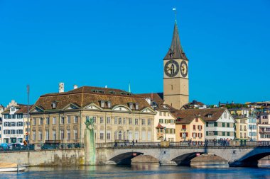 Zuerich, İsviçre 'deki Aziz Peter Kilisesi ve Muensterbruecke manzarası.