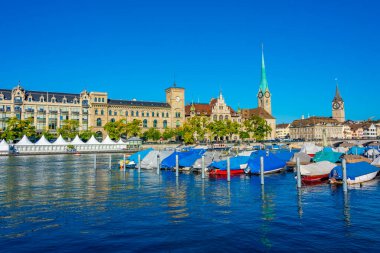 İsviçre 'de güneşli bir günde ünlü Fraumuenster Kilisesi ve Limmat nehri ile tarihi Zuerich şehir merkezinin panoramik manzarası.