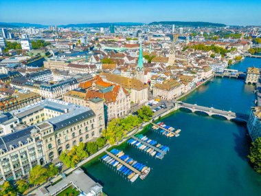 İsviçre 'de güneşli bir günde ünlü Fraumuenster Kilisesi ve Limmat nehri ile tarihi Zuerich şehir merkezinin panoramik manzarası.