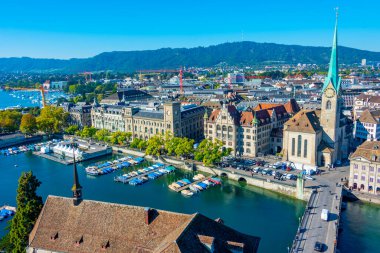Fraumuenster Kilisesi Panoraması ve Zuerich, İsviçre.