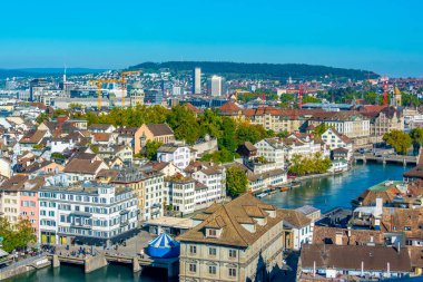 İsviçre 'nin Zürih kentindeki Limmat nehrinin panorama manzarası.