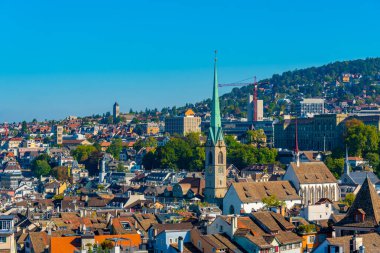 Zürih, İsviçre 'deki Predigerkirche ve Zürih Üniversitesi Panoraması.