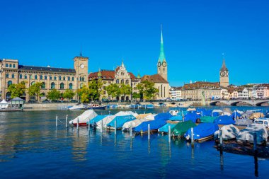 İsviçre 'de güneşli bir günde ünlü Fraumuenster Kilisesi ve Limmat nehri ile tarihi Zuerich şehir merkezinin panoramik manzarası.