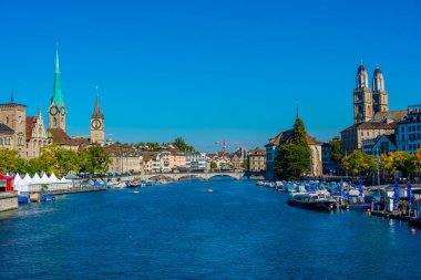 Ünlü Fraumuenster ve Grossmuenster Kiliseleri ve İsviçre Limmat nehri ile tarihi şehir merkezi panoramik manzarası.