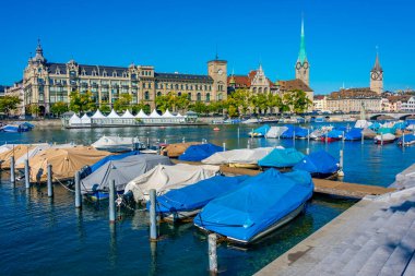 İsviçre 'de güneşli bir günde ünlü Fraumuenster Kilisesi ve Limmat nehri ile tarihi Zuerich şehir merkezinin panoramik manzarası.