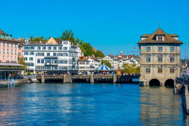 İsviçre 'nin Zuerich kentinde tarihi belediye binası bulunan Limmat rıhtımının manzarası.