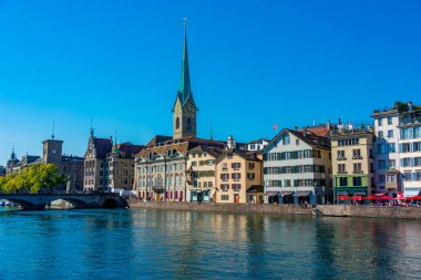 Fraumuenster Kilisesi Panoraması ve Zuerich, İsviçre.
