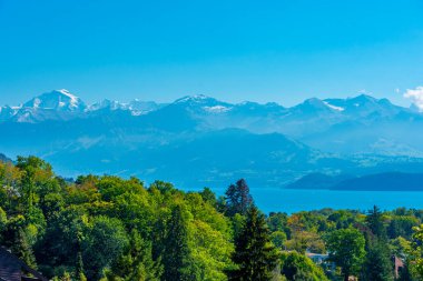 Bernese Alpleri Thun Gölü 'nün arkasında görüldü, İsviçre.
