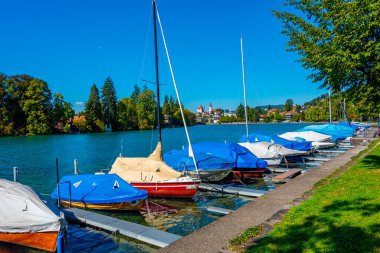 Marina, İsviçre Thun yakınlarındaki Aare nehir kenarındaki gezinti alanında..