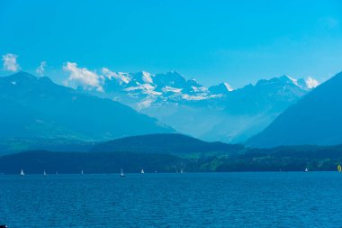 Bernese Alpleri Thun Gölü 'nün arkasında görüldü, İsviçre.