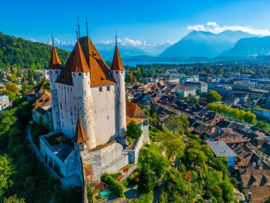 İsviçre 'nin Thun kasabasındaki Thun kalesinin Panorama manzarası.