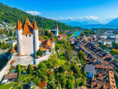 İsviçre 'nin Thun kasabasındaki Thun kalesinin Panorama manzarası.