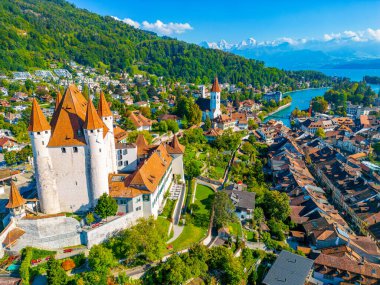 İsviçre 'nin Thun kasabasındaki Thun kalesinin Panorama manzarası.