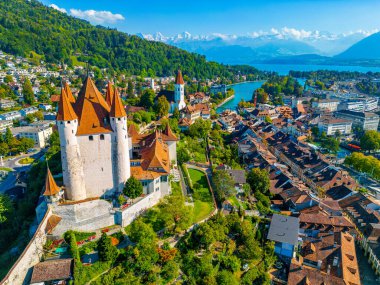 İsviçre 'nin Thun kasabasındaki Thun kalesinin Panorama manzarası.