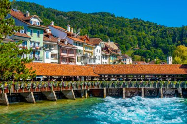 Untere Schleuse İsviçre 'nin Thun kasabasındaki köprüyü kapladı.