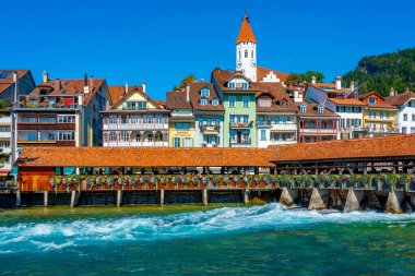 Untere Schleuse İsviçre 'nin Thun kasabasındaki köprüyü kapladı.