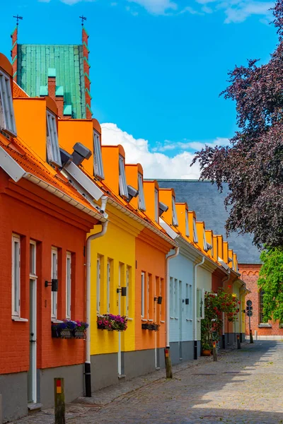 İsveç 'in Trelleborg kentindeki geleneksel renkli cadde.
