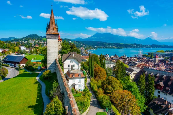 İsviçre 'nin eski Luzern kasabasına bakan tahkimat.