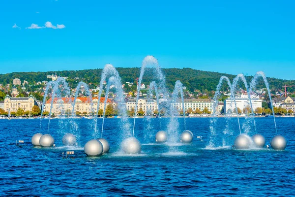 Springbrunnen çeşmesinin arkasındaki İsviçre şehri Zuerich 'in Panoraması.