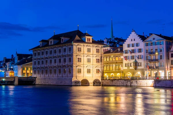 瑞士城市祖里希的Limmat河码头与历史市政厅的日落景观 — 图库照片