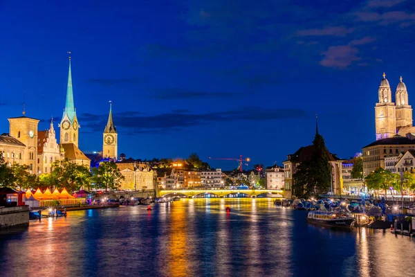 图为瑞士历史上著名的弗劳门斯特教堂 格劳恩斯特教堂和里玛特河畔泽里希市中心的日落 — 图库照片