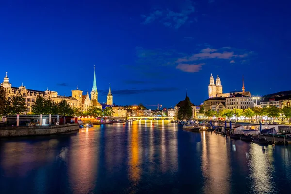 有名なFraumensterとGrossmuenster教会や川Limmat スイスのチューリッヒの歴史的な街の中心部の夕日の景色 — ストック写真