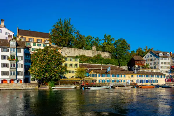 İsviçre 'nin Zürih kentindeki Limmat nehrinin panorama manzarası.