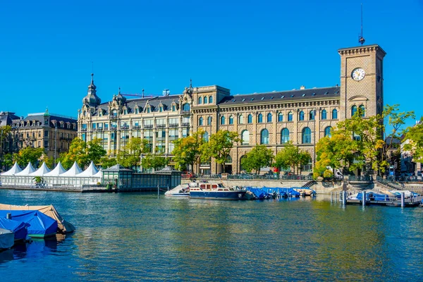 İsviçre 'nin Zürih kentindeki Limmat nehrinin panorama manzarası.