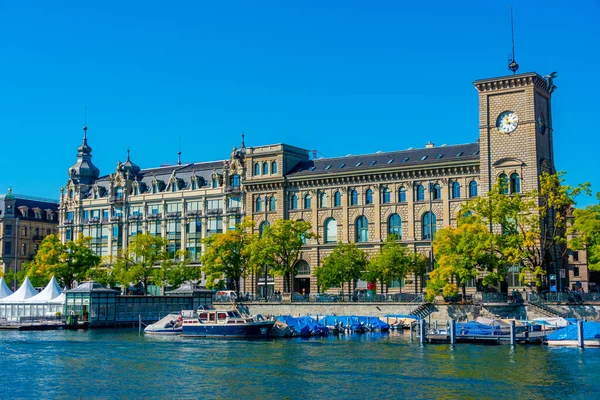 İsviçre 'nin Zürih kentindeki Limmat nehrinin panorama manzarası.