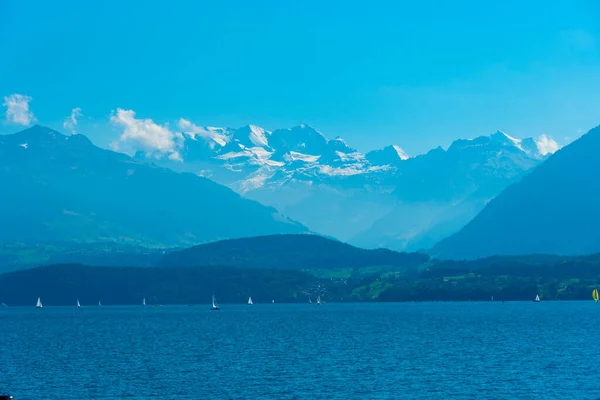 Bernese Alps Προβληθεί Πίσω Από Λίμνη Thun Ελβετία — Φωτογραφία Αρχείου