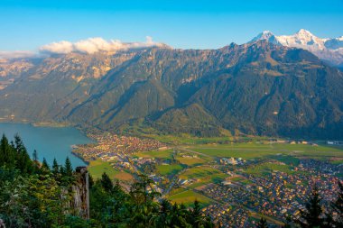 İsviçre, Interlaken 'in günbatımı manzarası.