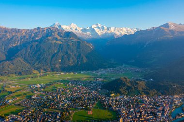 İsviçre, Interlaken 'in günbatımı manzarası.